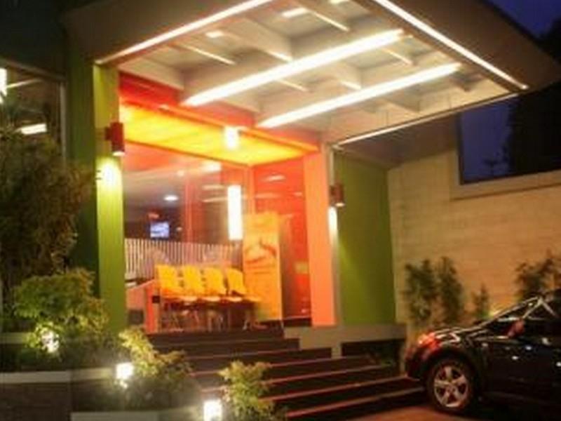 Bamboo Inn Hotel & Cafe Jacarta Exterior foto