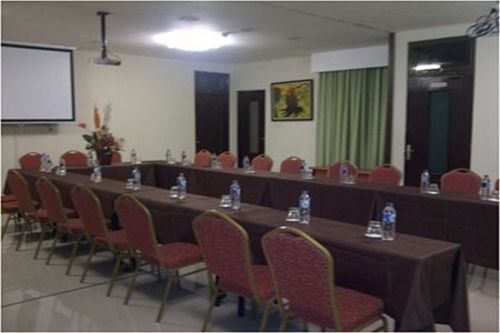 Bamboo Inn Hotel & Cafe Jacarta Exterior foto